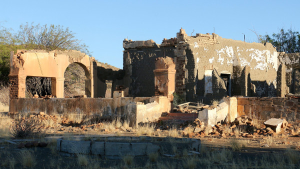Die deutsche Kolonialherrschaft hat Ruinen hinterlassen, wie hier bei Keetmanshoop in Namibia, und Begriffsruinen in der früheren Kolonialwissenschaft.