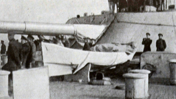 Offiziere auf dem russischen Schiff „Imperatriza Marija“, inspizieren Auswirkungen eines Beschusses.