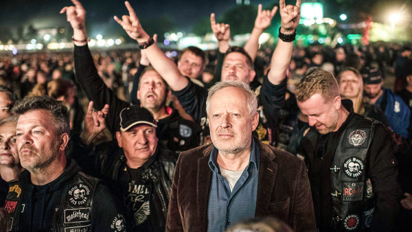 Am Ende verschlägt es ihn doch aufs Heavy-Metal-Festival von Wacken: Axel Milberg als Klaus Borowski