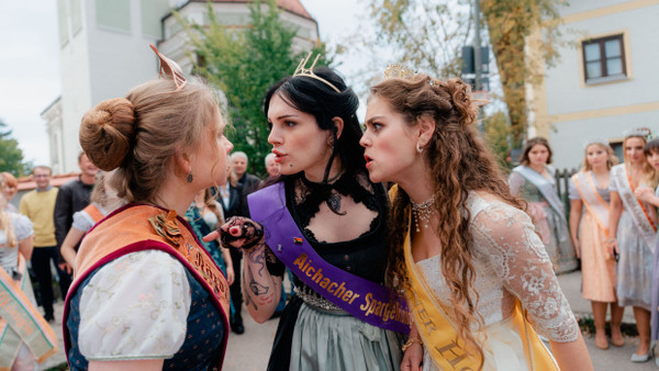 Drei Königinnen liegen über Kreuz: Annelie (Daria Vivien Wolf, links), Luise (Phenix Kühnert, Mitte) und Toni (Lilly Wiedemann) giften sich an.