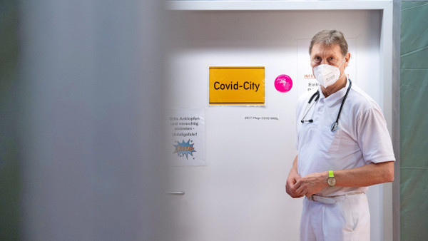 Lungenspezialist: Der Pneumologe Werner Seeger steht vor der scherzhaft „Covid-City“ genannten Corona-Intensivstation der Uniklinik Gießen.