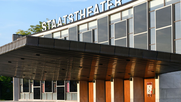 Hinter’m Vorhand brodelt’s: Die Fassade des Staatstheaters Kassel