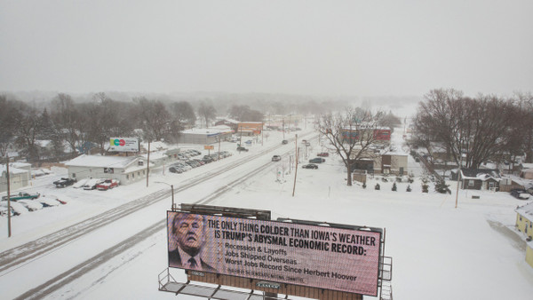 Abschreckend: Trumps Wirtschaftsbilanz zusammengefasst auf einem Plakat der demokratischen Partei an einer Straße in Des Moines, Iowa, aufgenommen am 13. Januar 2024.