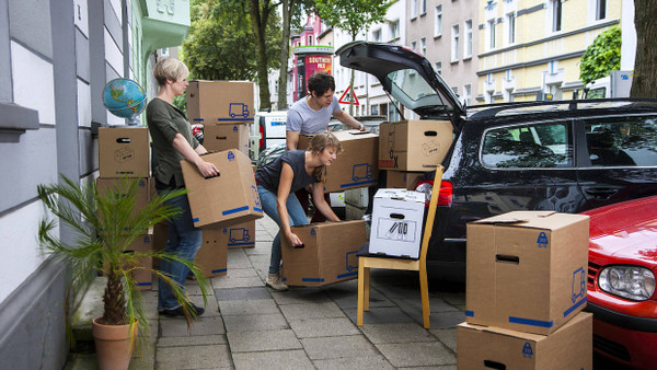 Freunde, die beim Umzug helfen? Für einen studentischen Wohnungswechsel unabdingbar.