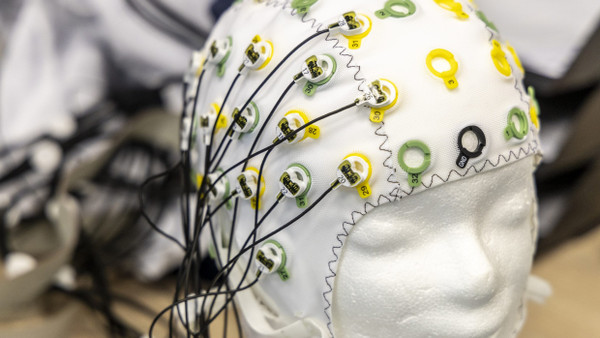 Mit EEG-Equipment können die Hirnströme von Versuchspersonen gemessen werden.