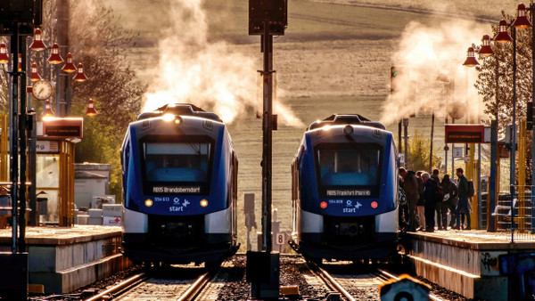 Blaue Hoffnungsträger für eine grüne Zukunft: Wasserstoffzüge stehen an der Station Wehrheim. Viele dieser Züge blieben im vergangenen Jahr stehen, wegen technischer Probleme oder Personalmangels.