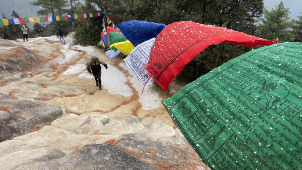 Ein bhutanesischer Zauberberg: Auf dem Weg zum Tigernest beginnt es zu schneien.