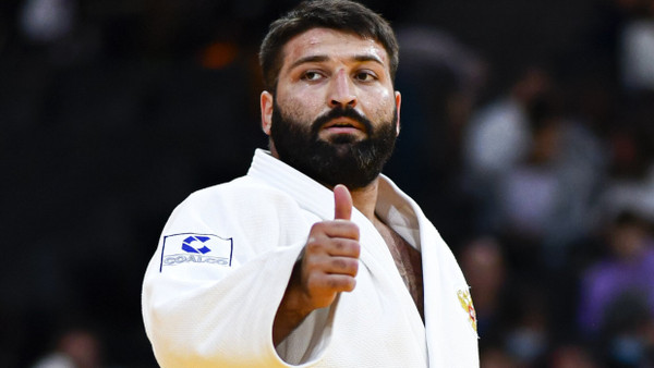 Daumen hoch für Inal Tasojew und andere Athleten aus Russland bei der Judo-WM in Qatar.