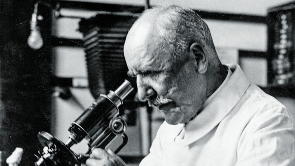 Kriminalistik mit Fingerspitzengefühl: der Frankfurter Gerichtschemiker Georg Popp (1861–1943) am Mikroskop.