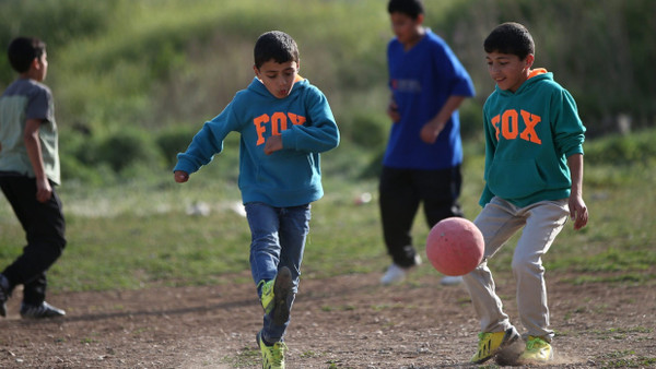 Sorgloses Spiel im Schatten des Nahost-Konflikts: Für viele Palästinenser ist Sport die Chance, denn Misständen in ihrer Heimat kurz zu entkommen.