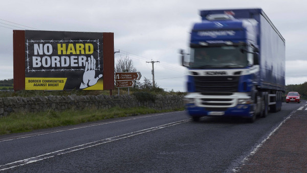 Ein Schild, das sich gegen eine harte Grenze zwischen Irland und Nordirland ausspricht