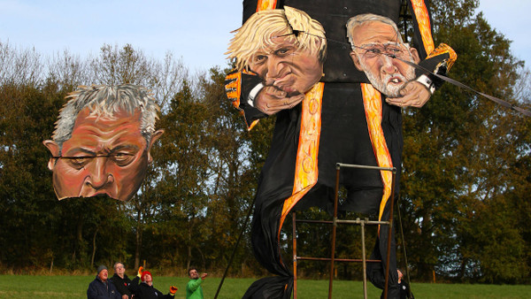 In Edenbridge wurde am Mittwoch eine Skulptur enthüllt: John Bercow hält die Köpfe von Premierminister Boris Johnson und Labour-Chef Jeremy Corbyn in den Händen.