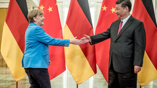 Die frühere Bundeskanzlerin Angela Merkel (CDU) im Jahr 2018 in Peking, als sie vom chinesischen Präsidenten Xi Jinping begrüßt wird.