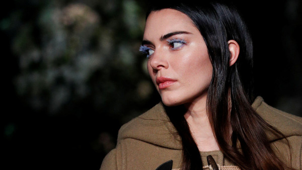 Kendall Jenner präsentiert einen Mantel aus Pradas Herbst-/Winterkollektion in Mailand