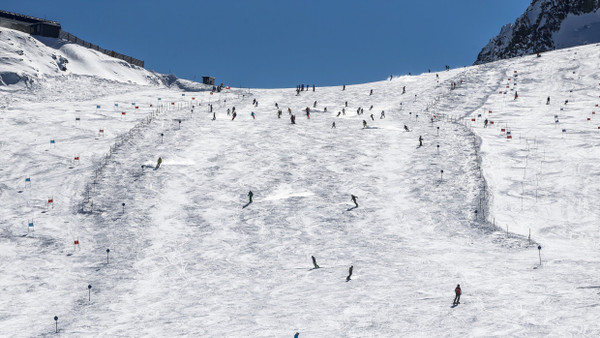 Es geht talwärts: Skifahrer in den Stubaier Alpen