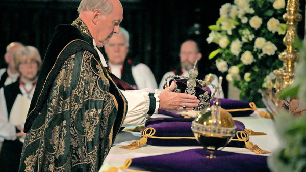 Der Herr hat’s gegeben, die Kirche hat’s genommen: Der Dekan von Windsor, David Conner, legt die Krone Elisabeths II. auf den Altar der Georgskapelle.