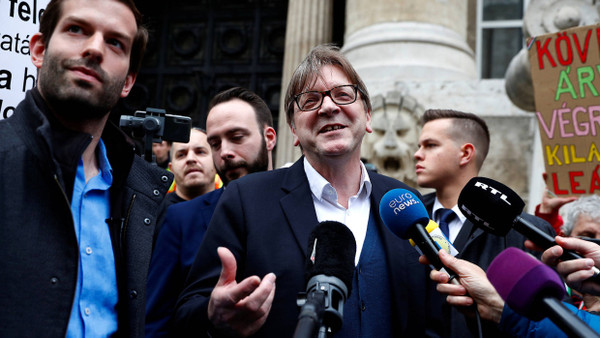 Guy Verhofstadt kurz vor der Europawahl bei einer Nachrichtenveranstaltung in Budapest