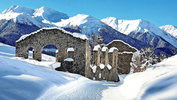 Die Via Engiadina ist einer der schönsten Weitwanderwege der Schweiz – und führt auch an Ruinen vorbei.