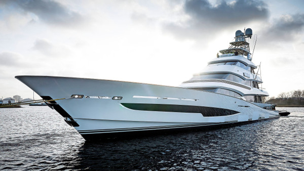 Riesenfischer: Das 52-Meter-Sportboot frönt dem Luxus