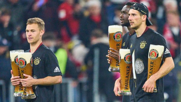 Auch bei Meisterschaftsfeiern kein ungewohntes Bild: die Bayern-Profis Joshua Kimmich, Sadio Mané und Leon Goretzka (von links nach rechts) mit Bier