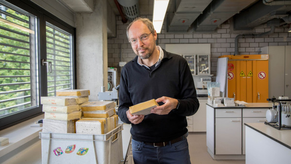 Hat Erfindergeist: Eddie Koenders mit kleinen Beispiel-Dämmplatten in einem seiner Labore an der TU Darmstadt