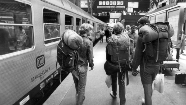 Jugendliche mit Rucksäcken auf einem Bahnsteig im Hamburger Hauptbahnhof.