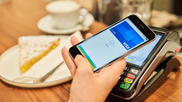 Kein Bargeld, kein Problem: In immer mehr Cafés können Kunden auch digital bezahlen. Dafür brauchen sie nicht einmal ihre Bankkarte.