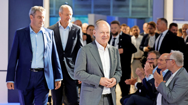 Willkommen im industriellen Metaversum: Bundeskanzler Olaf Scholz (vorn) und CSU-Chef Markus Söder zu Besuch bei Siemens
