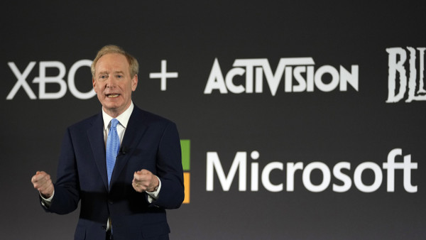 Microsoft-Vize Brad Smith bekräftigt bei einer Pressekonferenz das Vorhaben, den Spieleentwickler Activision zu übernehmen.