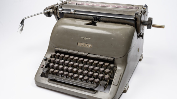 Als das Verbessern durch Hinzufügen noch nicht so einfach war: Adler Schreibmaschine aus den Nachkriegsjahren