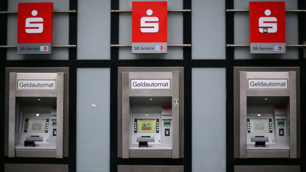 Geldautomaten der Kölner Sparkasse. Deren Karten dienen bald nicht mehr nur dem Geldabheben.