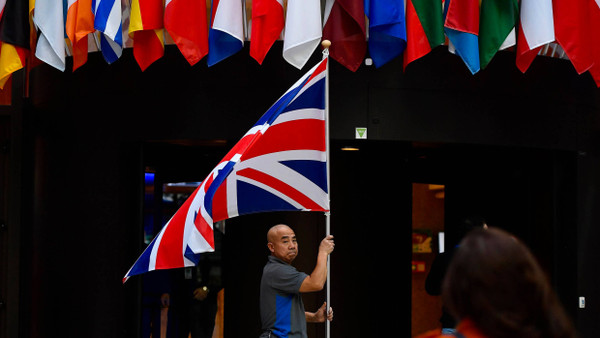 Ein Angestellter hängt am 28. Oktober 2019 die britische Flagge im EU-Ratsgebäude auf.