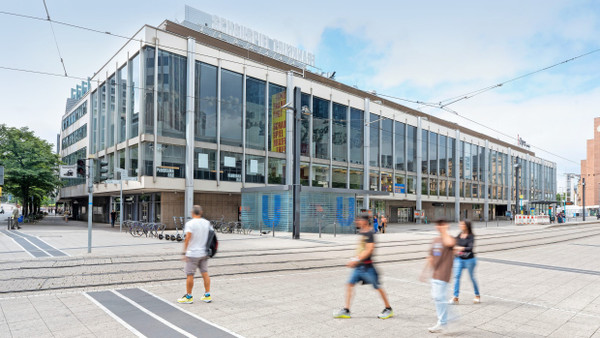 Erhaltungswürdig oder reif für den Abriss? Die Doppelanlage der Städtischen Bühnen mit Schauspiel am Willy-Brandt-Platz.