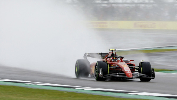 Der Schnellste im Pfützen-Slalom von Silverstone: Ferrari-Pilot Carlos Sainz Jr. beim Qualifying zum Großen Preis von Großbritannien