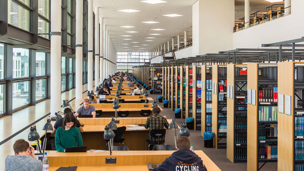 Blick in die Bibliothek der Naturwissenschaften auf dem Campus Riedberg der Goethe Universität in Frankfurt