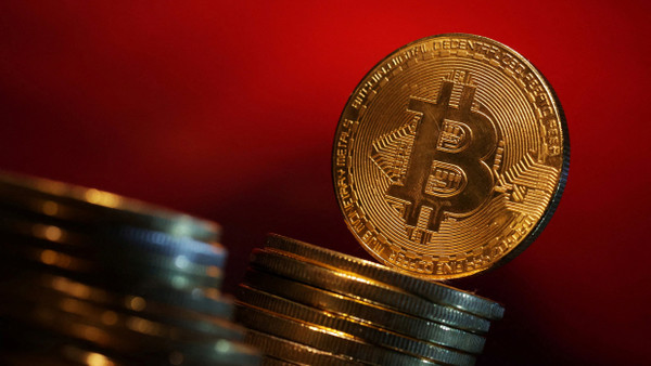 Symbolische Münze mit dem Emblem der Digitalwährung Bitcoin