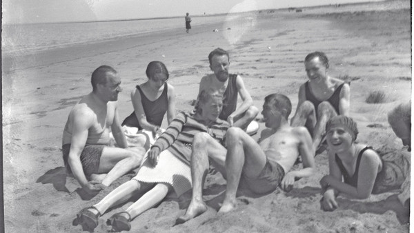 Ein Sommertag an der Nordsee bei Dangast, in der hinteren Reihe, von links nach rechts: Aäron Vecht, Hanna Stirnemann, Walter Müller-Wulckow, Georg Düser, vorne: Inge und Franz Radziwill, Deena Vecht. Am rechten Bildrand: vermutlich Werner Meinhof