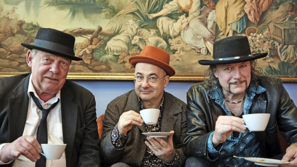 Ein Toast auf den Meister: Ulrich Klapdor, Matthias Schmidt und Robert Noetzel (von links) sind die Devilish DoubleDylans.