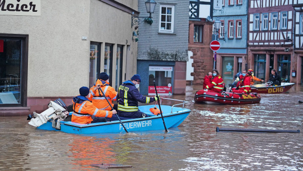 Rettungseinsatz: In der überfluteten Büdinger Altstadt mussten DLRG und Feuerwehr im Januar 2021 Bewohner aus ihren Häusern bergen.