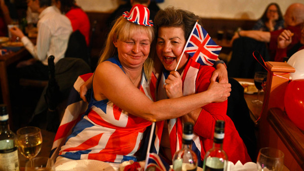 So schön kann Abschied sein: Zwei Frauen feiern bei einer Brexit-Party im Woolston Social Club in Warrington im Nordwesten Englands.