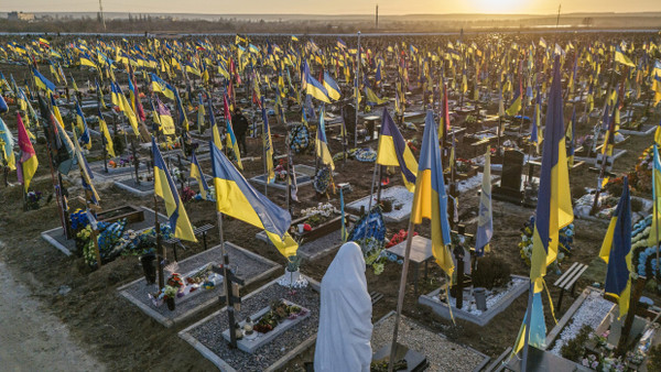 Zeit der „Wiedererkennung“: Soldatengräber am zweiten Jahrestag des Kriegsbeginns in Charkiw