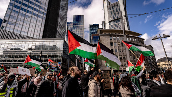 Weniger Teilnehmer als erwartet demonstrierten am Samstag in Frankfurt ihre Solidarität mit den Palästinensern in Gaza.