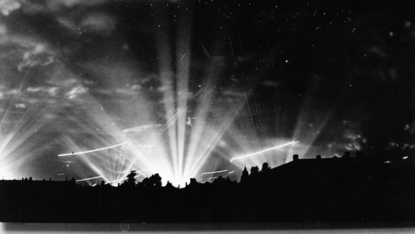Hell erleuchtet: Der Himmel über Frankfurt bei einem alliierten Bombenangriff 1944.
