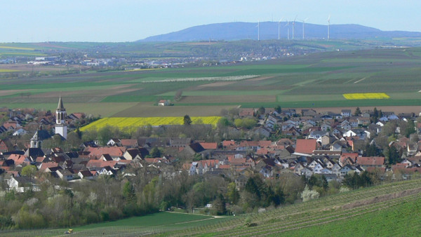 Markant: Weithin sichtbar beherrscht der 254 Meter hohe Petersberg den rheinhessischen Raum bei Alzey.