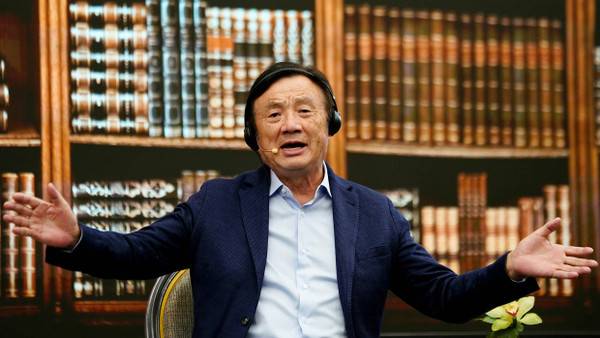 Huawei-Gründer Ren Zhengfei verkündet bei einer Diskussionsrunde im Unternehmenssitz in Shenzhen sinkende Umsätze und gibt sich dennoch optimistisch.