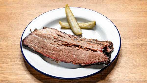 Butterzarte Rinderbrust: Das Beef Brisket ist klassischer Bestandteil eines amerikanischen BBQ. Im „Chicago Williams“ gart es gut zehn Stunden im Rauch.