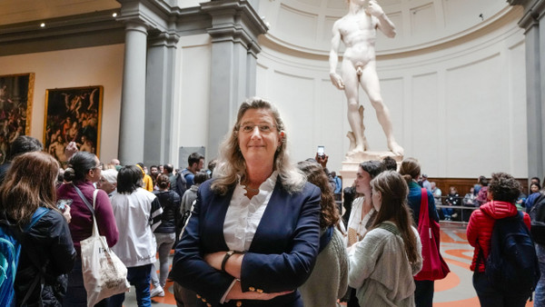 Cecilie Hollberg posiert vor Michaelangelos „David“ in dem von ihr geleiteten Museum, der Galleria dell’Accademia.