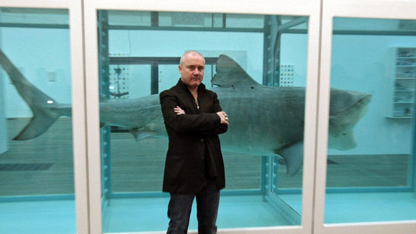 Erfolg mit kunstvollen Konserven: Damien Hirst 2015 in der Tate Modern in London vor seinem Kunstwerk „The Physical Impossibility of Death in the Mind of Someone Living“