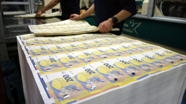 In der Druckerei werden bedruckte Papierbögen während der Produktion neuer 200-Euro-Banknoten sortiert.