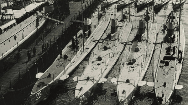 Unterseeboote der deutschen Kriegsmarine im Kieler Hafen.